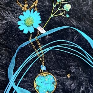 Necklace, blue with real flower in resin